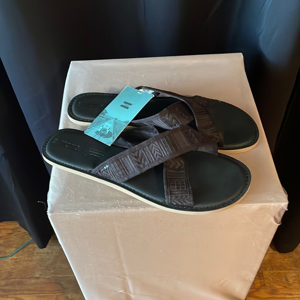 Toms women’s sandals new with tags size 11